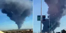 Russia, esplosione in un grande impianto petrolchimico: le immagini dell&rsquo;enorme colonna di fumo