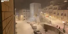 Raffiche di vento e cumuli di neve, continua nella notte la bufera a Castel del Monte