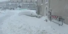 Neve d&rsquo;aprile a Castel del Monte: "Quello che non ha fatto a Natale lo fa adesso" - VIDEO