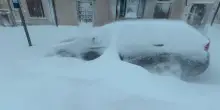 A Capracotta le auto scompaiono sotto la neve