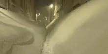 Muri di neve lungo le strade di Capracotta: l'accumulo &egrave; impressionante