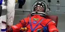 Si testano le tute, i caschi, e le attrezzature: l'equipaggio di Artemis pronto a partire