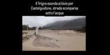 Il Trigno in piena, la strada sparisce sotto l'acqua - video