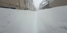 A Capracotta non smette di nevicare, neve sempre pi&ugrave; alta per le vie
