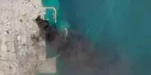 Colonna di fumo nero dal porto dell'isola di Qeshm: le immagini del satellite