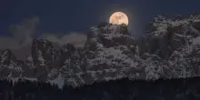 La Luna piena di Pasqua splende sopra le Dolomiti. Catturata dall'astrofotografa italiana