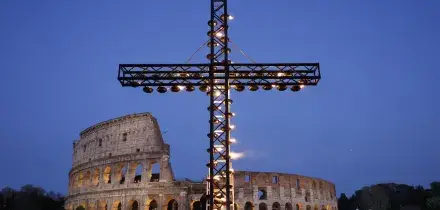 Papa Leone XIV, la Via Crucis al Colosseo: "Chi decide le guerre ne risponder&agrave; davanti a Dio"