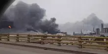 L'area petrolchimica di Mahshahr bombardata, il fumo e la nube tossica si alzano dallo stabilimento