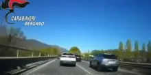 Bergamo, a tutta velocit&agrave; e senza patente: la folle corsa dell'auto in fuga dai Carabinieri