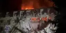 Il fuoco avvolge l'edificio: tre morti a Odessa dopo attacco russo, anche un bambino