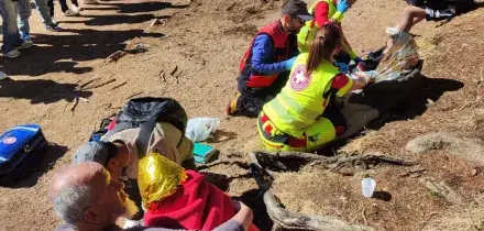 Lago di Braies, si rompe il ghiaccio: turisti nell'acqua gelida per salvare due minori. Stanno bene