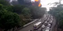 Esplosione sul ponte delle Americhe a Panama: un'autocisterna in fiamme