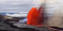 La potenza del vulcano Kilauea: fontane di lava incandescenti visibili a chilometri di distanza