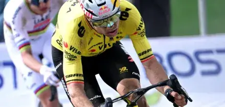 Van Aert vince la Parigi-Roubaix, secondo Pogacar