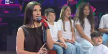Elettra Lamborghini emoziona con il coro di bambini
