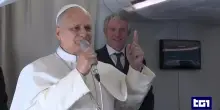 Attacco di Trump, replica del Papa: "Non sono un politico, continuer&ograve; a parlare contro la guerra"