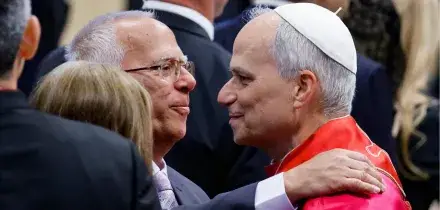 Trump attacca il Papa ed elogia il fratello, "&egrave; Maga". I post di Louis Prevost contro i democratici