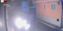 Catania, il video della bomba molotov sull'auto del rivale in amore, due arresti