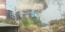 Esplosione in una centrale in India: le fiamme sono altissime. Molte vittime