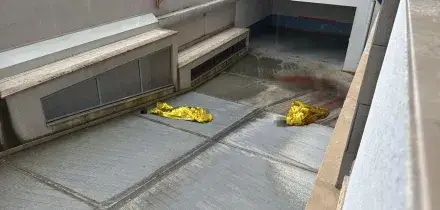 Lancia la moglie dal balcone poi si butta anche lui, muoiono entrambi