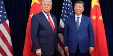 Trump vola a Pechino: "Cina e Nato non ci servono". Teheran: "Hormuz sotto nostro controllo"