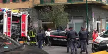 L'istante in cui i criminali si barricano dentro la banca con gli ostaggi: video