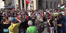 Milano, tre distinti cortei antagonisti manifestano contro quello dei 'Patrioti'
