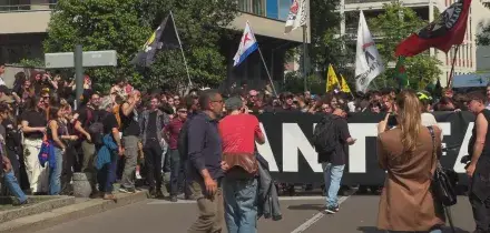 Manifestanti Antifa spintonano una giornalista che gira immagini con il cellulare