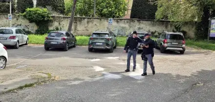 Giovane colpito a morte mentre ritira l'auto dal parcheggio, tre in Questura