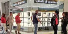 Roma, paura al centro commerciale: rapina con picconi e fumogeni in una gioielleria