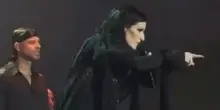 Laura Pausini indispettita: ferma il concerto e rimprovera i fan perch&eacute; non conoscono le sue canzoni