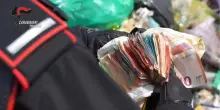 Carabinieri recuperano 7mila euro gettati per sbaglio tra i rifiuti