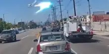 L'aereo colpisce i cavi dell'alta tensione e precipita: il video ripreso da un automobilista