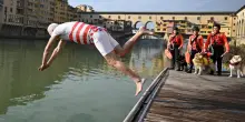 Il tuffo di Capodanno in Arno del presidente della Regione Toscana Eugenio Giani