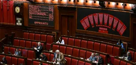 Decreto sicurezza, dopo la maratona notturna alle 11.30 il voto finale. Poi il Cdm per le correzioni