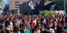 Liberazione, in 5mila al corteo di Bologna, lancio di verdure davanti alla sede di Fratelli d'Italia