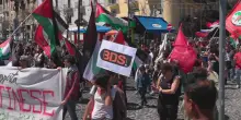 Napoli, il corteo per il 25 aprile sfila vicino alla sede di CasaPound presidiata