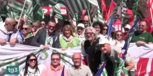 A Milano la manifestazione pi&ugrave; grande d'Italia per il 25 aprile, ma anche tensioni e polemiche
