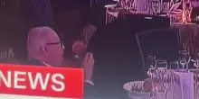 Uomo mangia imperterrito mentre scoppia il panico dopo gli spari al gala di Trump: il video virale