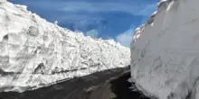I muraglioni di neve sull'Etna: le immagini dal drone