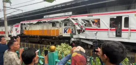 Scontro tra 2 treni in Indonesia, 14 morti e oltre 80 feriti. Le immagini della collisione