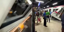 Scontro fra treni in Indonesia, il video del momento dell&rsquo;impatto