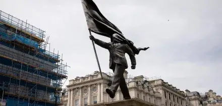 Nuova opera di Banksy spunta nel cuore di Londra: &egrave; sua la statua dell'uomo accecato dalla bandiera