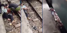 Il coraggio del padre che salva il figlio sotto il treno: il video virale dal Bangladesh