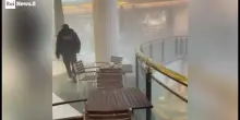 Il video dopo la rapina con picconi in gioielleria al centro commerciale a Roma