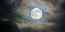 Luna dei fiori nel cielo del primo maggio: rinascita, crescita e abbondanza