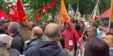 Torino, corteo del Primo maggio: insulti e spintoni tra il fronte comunista e il Pd