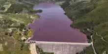 Il Lago Dirillo si tinge di rosso magenta: le impressionanti immagini dal drone