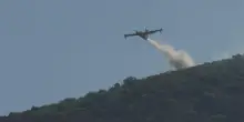 Incendio sul monte Faeta, canadair in volo per spegnere il rogo