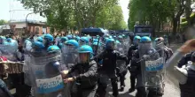 Torino, polizia e antagonisti si scontrano davanti al centro sociale Askatasuna